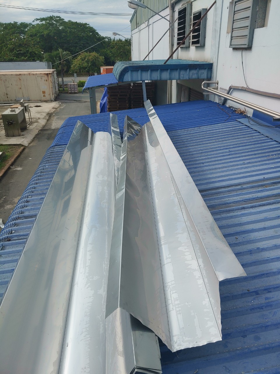Máng xối tôn kẽm thi công tại Bình Dương